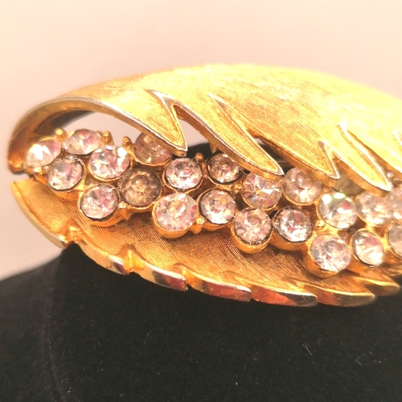 Vintage 1960's Corocraft leaf brooch with rhinestones - Picture 2 of 7